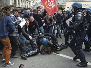 People clash with riot police during a demonstration against the French government's proposed labour reforms on April 28, 2016 in Lyon, southeastern France. / AFP PHOTO / PHILIPPE DESMAZES