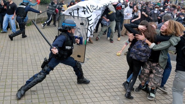 un-crs-lors-d-une-manifestation-a-bordeaux-le-17-mai